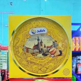 Bánh Quy JULIE'S Nhân Bơ Đậu Phộng Hộp Thiếc Phong Cảnh 306g - Hộp Màu Vàng - BQJNBDPHMV