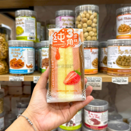 1 Cái Bánh Bông Lan Tam Giác CHUNSANJIAO Vị Dâu - Màu Hồng - BBLTGCVD01