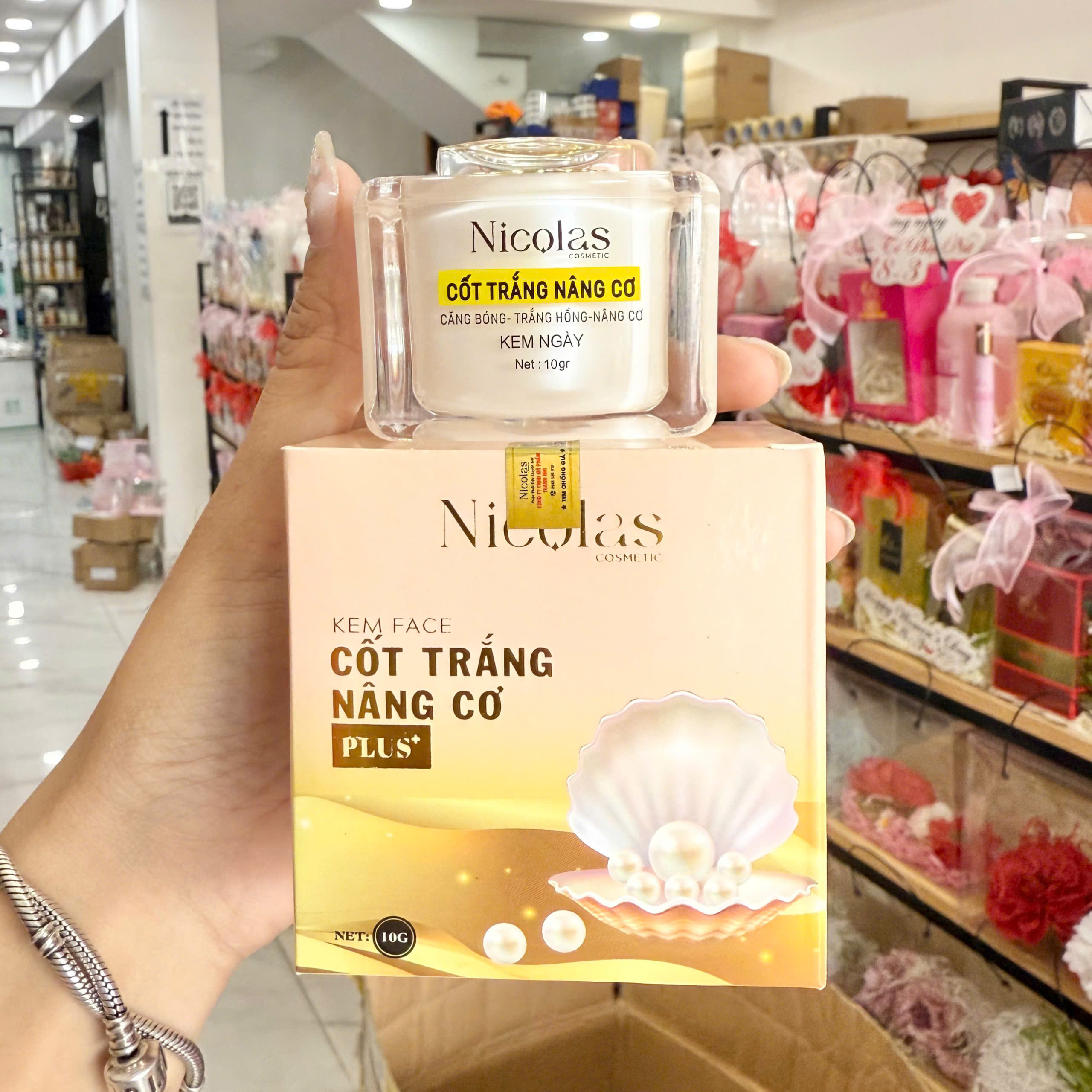 28493_z7582933157805-a5de2cbfa271e23c2266687c2c073ccc_20260303163119.png Kem Face Cốt Trắng Căng Bóng Nâng Cơ Nicolas Nicos Beauty Thanh Nhi 10gr - Phiên Bản Mới - 8938549741004