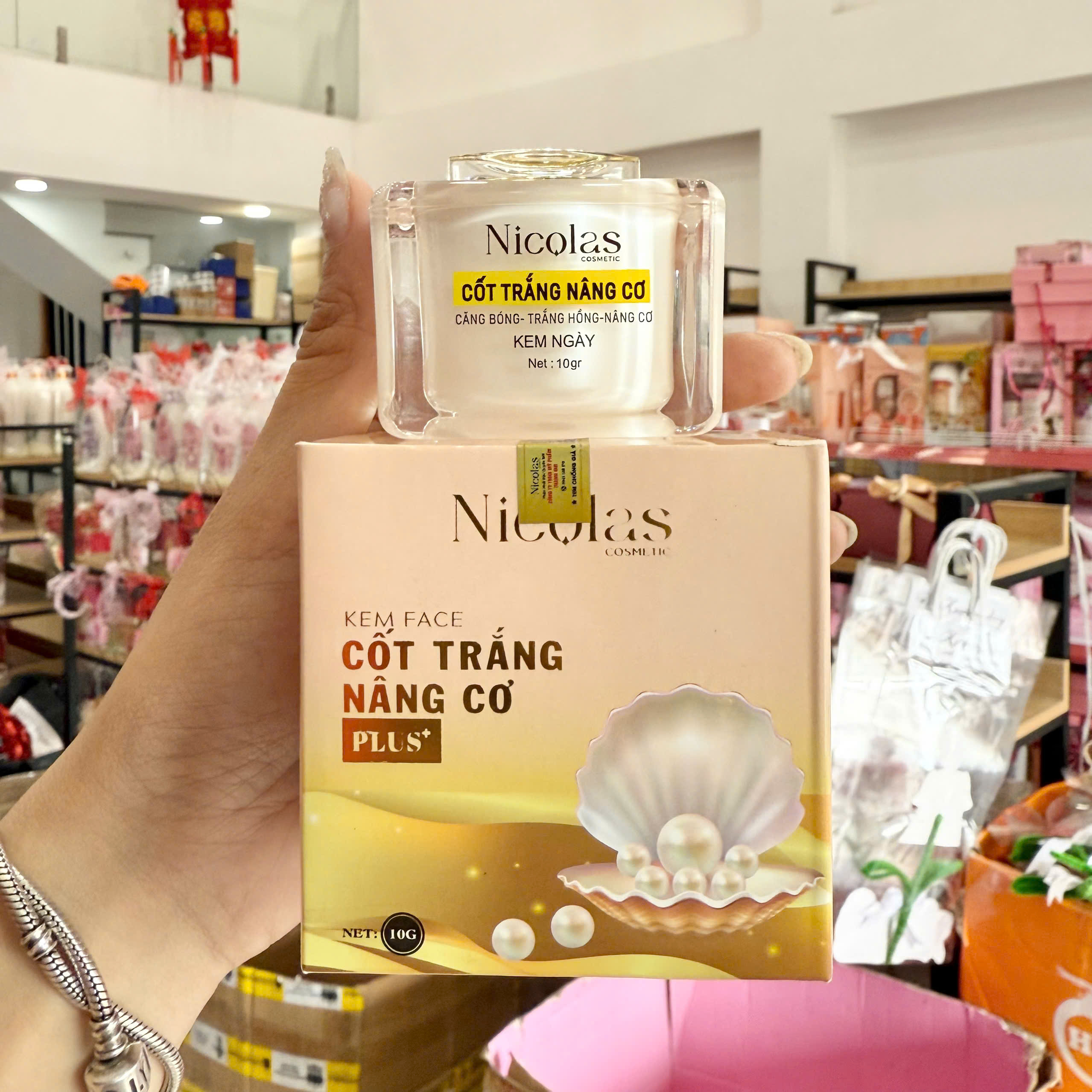 28493_z7582933162009-033fd0589b8f5c28fc284cdf4573b15e_20260303163122.png Kem Face Cốt Trắng Căng Bóng Nâng Cơ Nicolas Nicos Beauty Thanh Nhi 10gr - Phiên Bản Mới - 8938549741004