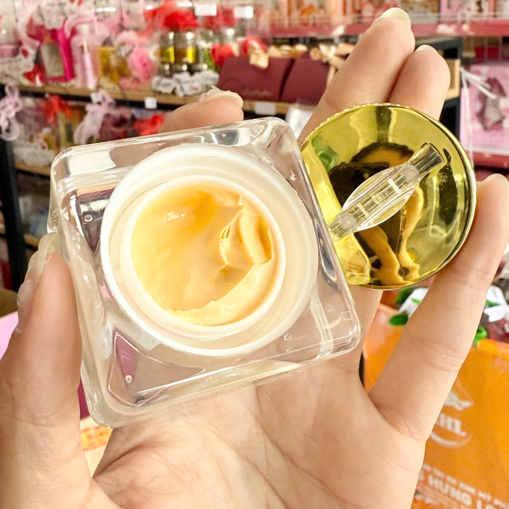 28493_z7582933176231-1e84cb4b3a2bb3331196b205c6d8fa74_20260303163111.png Kem Face Cốt Trắng Căng Bóng Nâng Cơ Nicolas Nicos Beauty Thanh Nhi 10gr - Phiên Bản Mới - 8938549741004