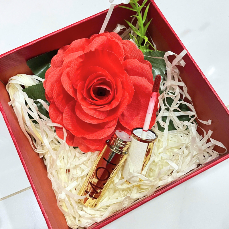 28641_435_20260307094700.png Set Hộp Quà Tặng Son Môi Love M.O.I Màu Vàng - Son Moi 3 Màu - Hộp Hoa Rơm Nhiều Màu - SETQUASONMOI06
