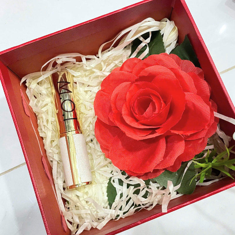 28641_436_20260307094701.png Set Hộp Quà Tặng Son Môi Love M.O.I Màu Vàng - Son Moi 3 Màu - Hộp Hoa Rơm Nhiều Màu - SETQUASONMOI06