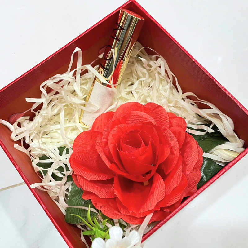 28641_437_20260307094701.png Set Hộp Quà Tặng Son Môi Love M.O.I Màu Vàng - Son Moi 3 Màu - Hộp Hoa Rơm Nhiều Màu - SETQUASONMOI06