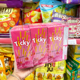 Bánh Que Đũa Phủ Dâu Ticky Uni Firms Lốc 13 Hộp - Màu Hồng - 8858694610096