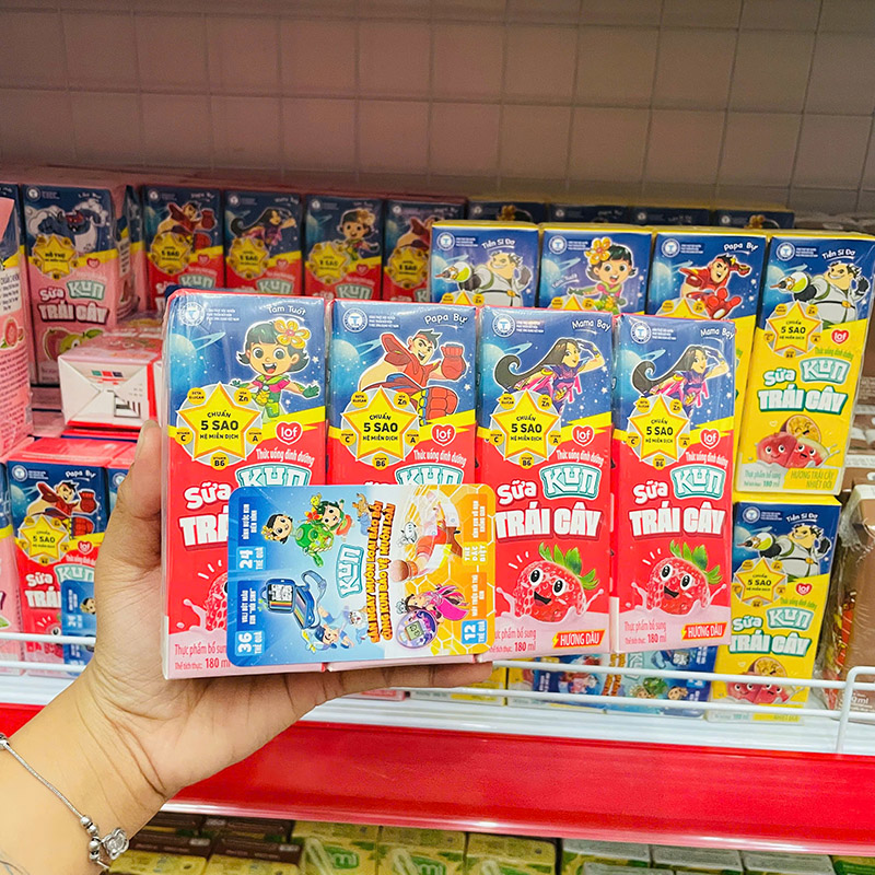 Nguồn sỉ sữa Dinh Dưỡng Trái Cây KUN Hương Dâu Lốc 4 Hộp - (180ml/Hộp) Nguồn sỉ sữa Dinh Dưỡng Trái Cây KUN Hương Dâu Lốc 4 Hộp - (180ml/Hộp)