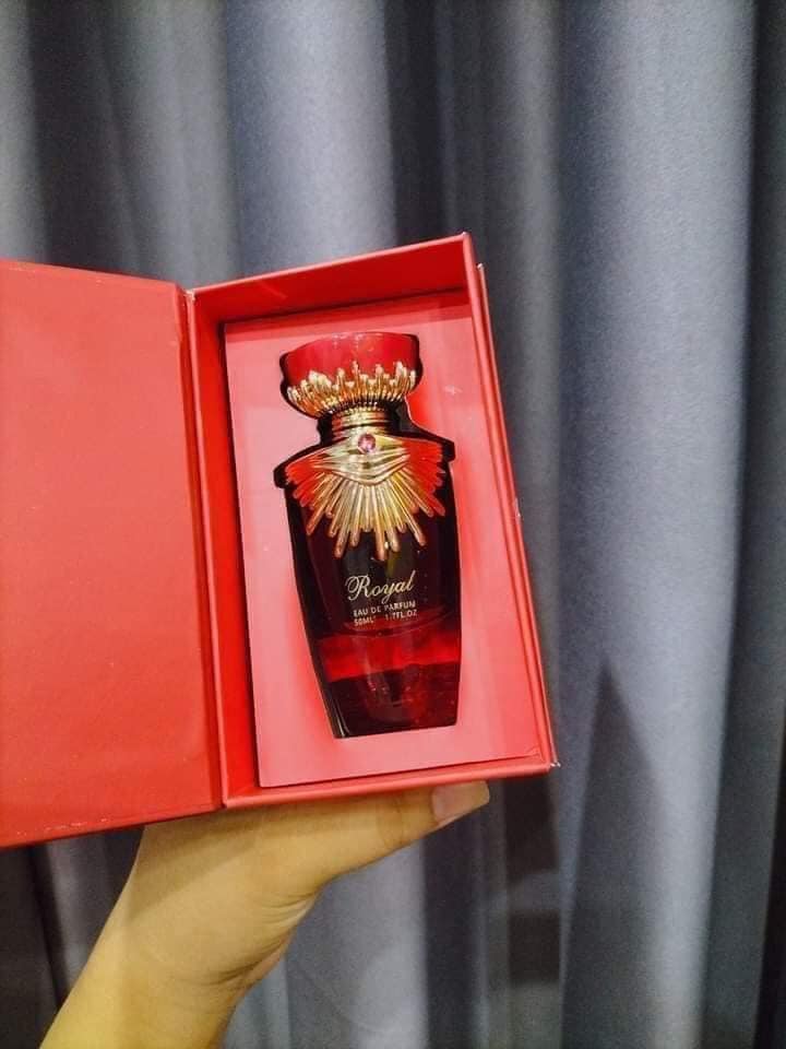 Charme Royal là nước hoa dành cho nữ với mẫu chai được thiết kế lấy ý tưởng từ một công nương của hoàng gia quý tộc