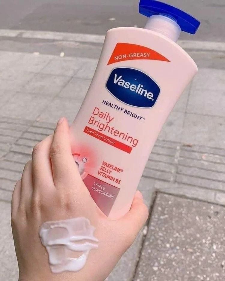 Sữa Dưỡng Thể Vaseline Healthy Bright Daily Brightening Even Tone Lotion 725ml