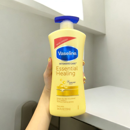 Sữa Dưỡng Thể Vaseline Intensive Care Essential Healing Màu Vàng 725ml
