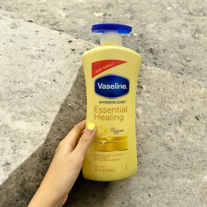 Sữa Dưỡng Thể Vaseline Intensive Care Essential Healing Màu Vàng 725ml