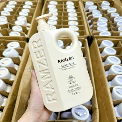 Sữa Tắm Ramzer Hương Nước Hoa Chai Màu Vàng 1L  hỗ trợ làm sạch hiệu quả, da sạch mà căng mịn ẩm