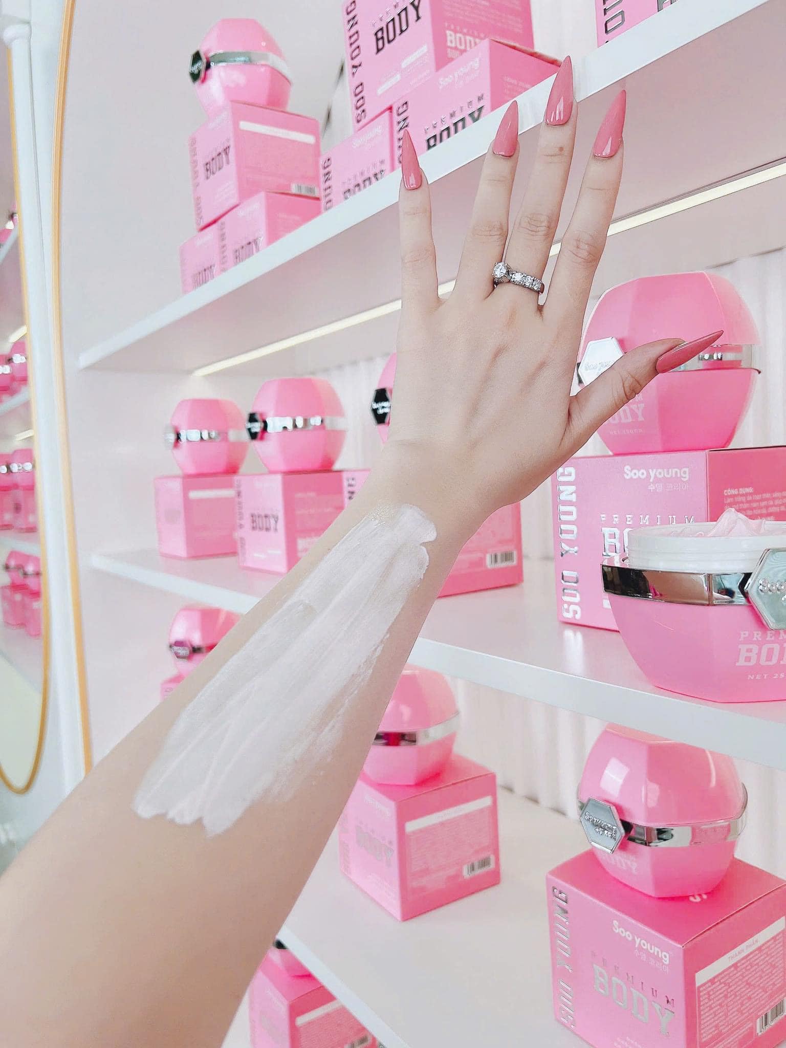 Điểm nổi bật của Kem Body Tảo Hồng Soo Young