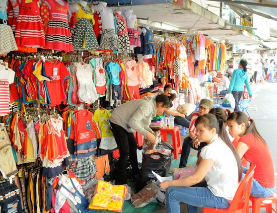 Đi vòng vòng lựa từng sản phẩm ở các sạp chợ Tân Bình là một "cực hình"