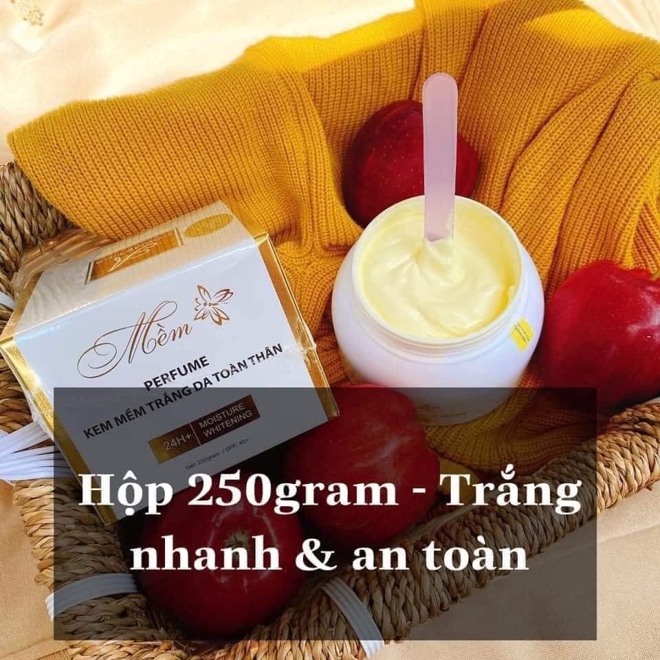 Da không trắng bẩm sinh dùng body mềm PHƯƠNG ANH thì vẫn trắng , thơm và mịn