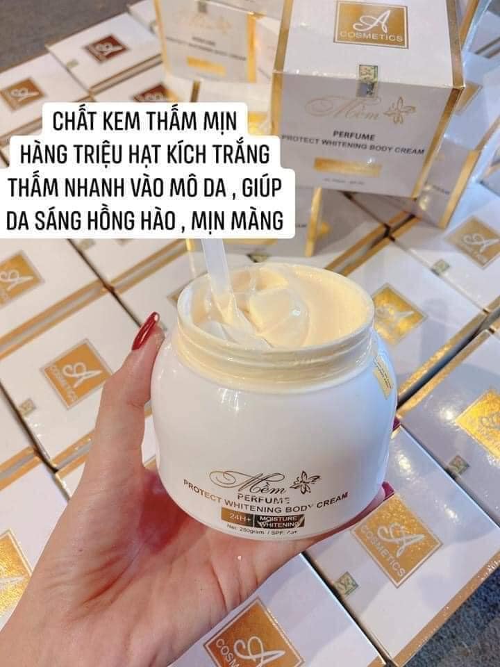 Da không trắng bẩm sinh dùng body mềm PHƯƠNG ANH thì vẫn trắng , thơm và mịn