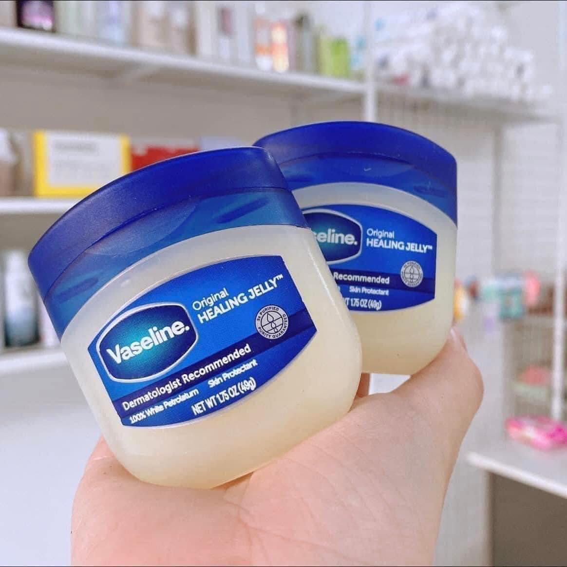 Sáp dưỡng ẩm VaSeline trị nẻ Mỹ là sản phẩm tuyệt vời cần có trong mọi gia đình