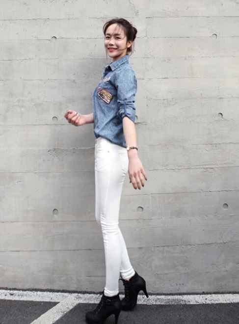 Chiếc áo denim kết hợp cùng quần nữ skinny jeans trắng tạo sự hài hòa giữa hiện đại và cổ điển