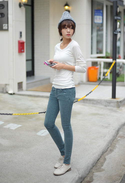 Mix áo thun nữ dài tay với quần jeans tạo sự thoải mái