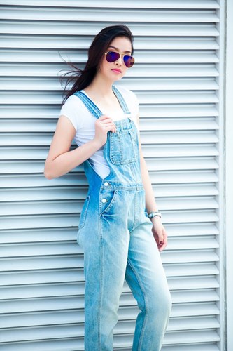 Phối quần yếm jeans nữ với phụ kiện kính mát đơn giản