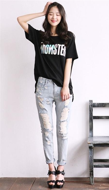 Phối áo thun nữ với jeans rách trẻ trung